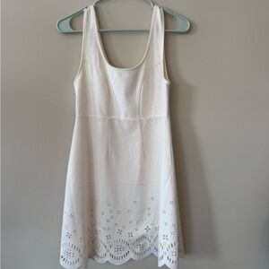 Elegant White Sleeveless Dress